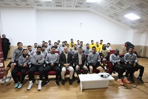 آموزش تخصصی عضو هیئت علمی دانشگاه علوم پزشکی تهران به بازیکنان تیم فوتبال پرسپولیس با موضوع تغذیه و مکمل‌های ورزشی  