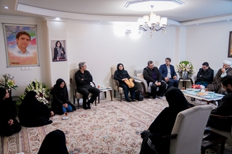 دیدار مسئولان و دانشجویان دانشگاه علوم پزشکی تهران با خانواده «شهیده آیدا حیدری»