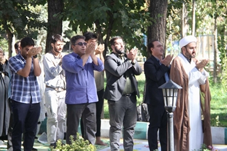 برپایی نماز ظهر در فضای سبز دانشکده پرستاری و مامایی دانشگاه علوم پزشکی تهران به عنوان الگوی تلفیق عبادت و آرامش محیطی