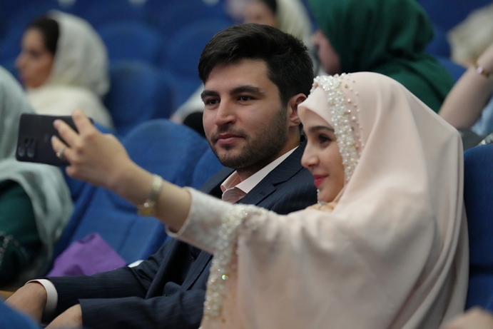 گزارش خبر سیما از جشن بزرگ ازدواج دانشگاهیان دانشگاه علوم پزشکی تهران با عنوان باهم تا بهشت